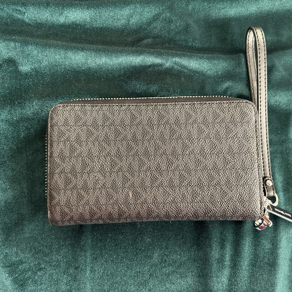 Signature Logo Jet set Large Flat multifunction Wristlet - Picture 2 of 4